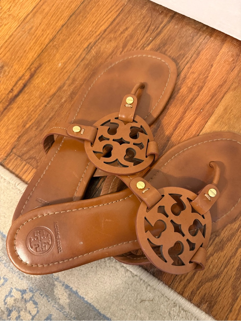 Tory Burch Leather Circle-Logo Thong Sandals - Brown - Picture 4 of 4